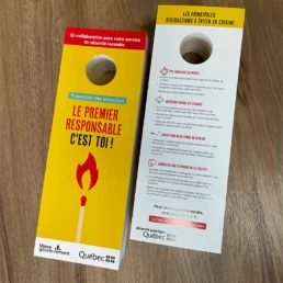 Dépliants de prévention incendie, Québec, sur table.