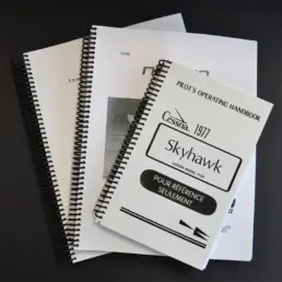 Manuels d'opération pour avions Cessna empilés.