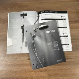 Catalogue douche Kalia, nouveautés 2024, ouvert sur table.
