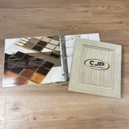 Couverture et échantillons de bois CJP ouverts.