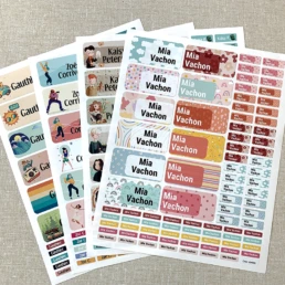 Feuilles d'étiquettes colorées avec divers noms.