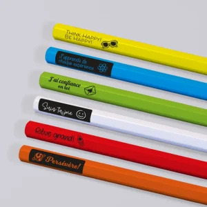 Crayons colorés avec encouragements motivants.