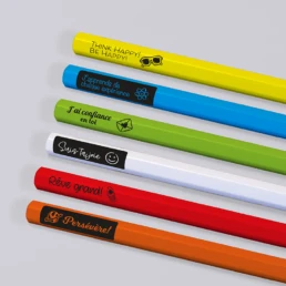 Crayons colorés avec encouragements motivants.