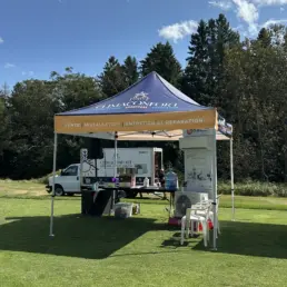 Stand extérieur Climaconfort sur pelouse.