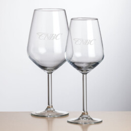 Deux verres à vin gravés sur table.