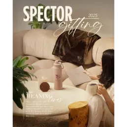 Femme sur canapé avec tasse et carnet.