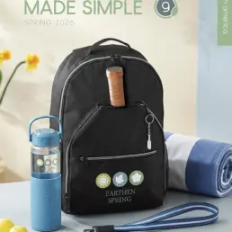 Sac à dos avec bouteille et serviette.