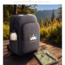 Sac à dos Ecobuilders sur table en forêt