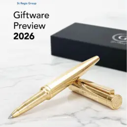 Stylo doré devant boîte noire, aperçu cadeaux 2026.