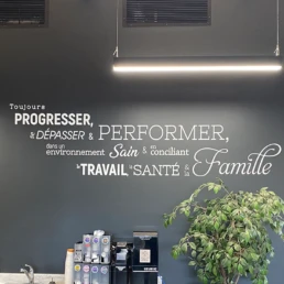 Espace pause bureau avec citation murale inspirante