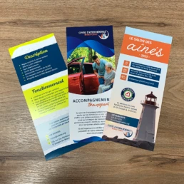 Trois brochures d’information sur table en bois
