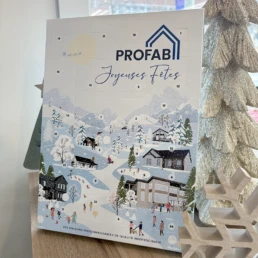 Calendrier de l’Avent PROFABII devant décorations hivernales