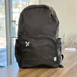 Sac à dos noir sur une table en bois