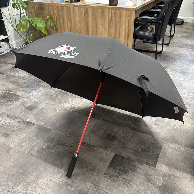 Parapluie noir et gris ouvert dans un bureau